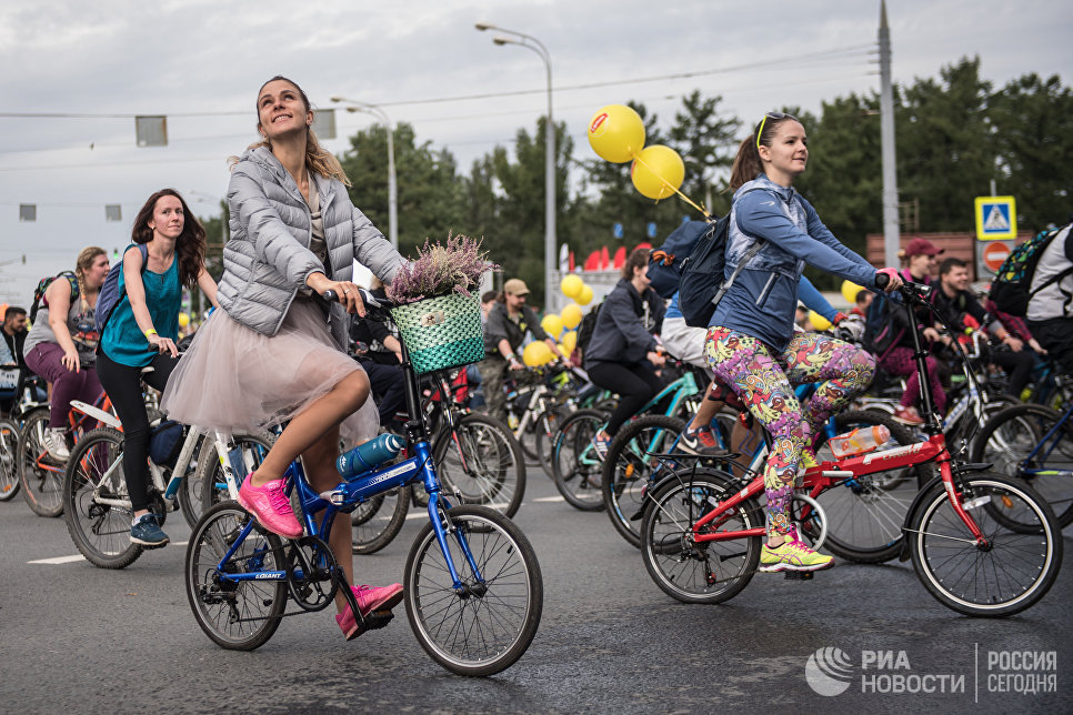 Участницы осеннего Московского Велопарада на Москворецкой набережной Участницы осеннего Московского Велопарада на Москворецкой набережной