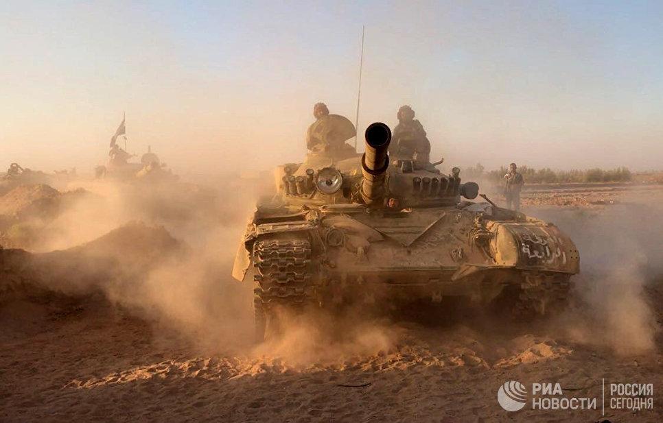 Танки сирийской армии на позициях в районе Дейр-эз-Зора Танки сирийской армии на позициях в районе Дейр-эз-Зора