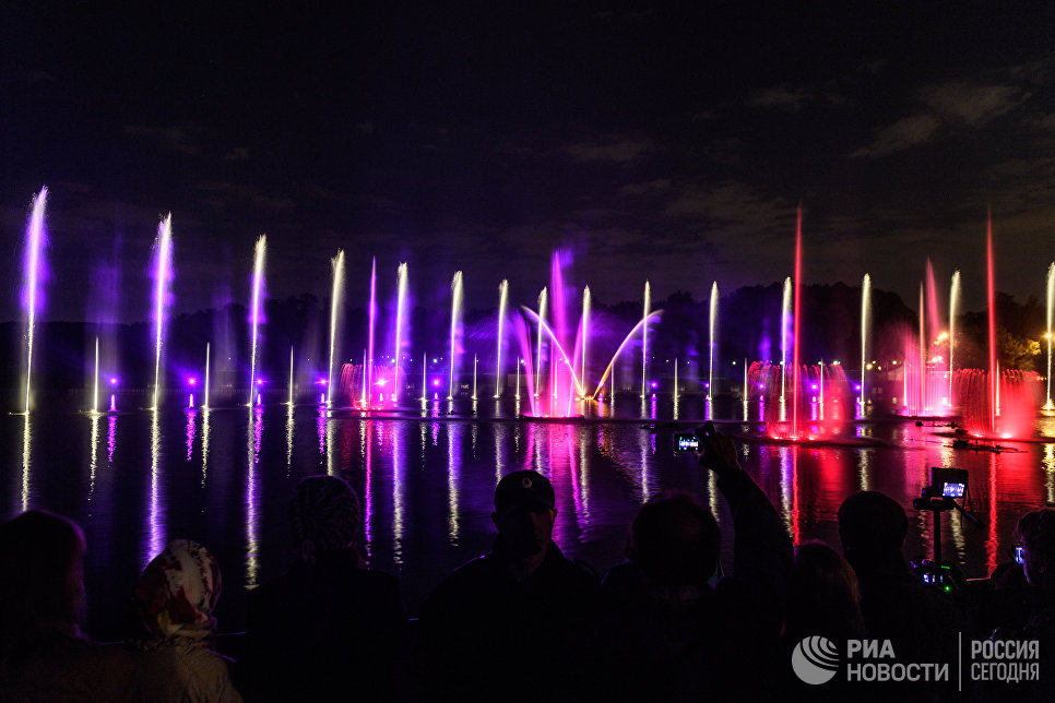 Шоу фонтанов в парке Царицыно в рамках VII Московского международного фестиваля Круг света в Москве Шоу фонтанов в парке Царицыно в рамках VII Московского международного фестиваля Круг света в Москве