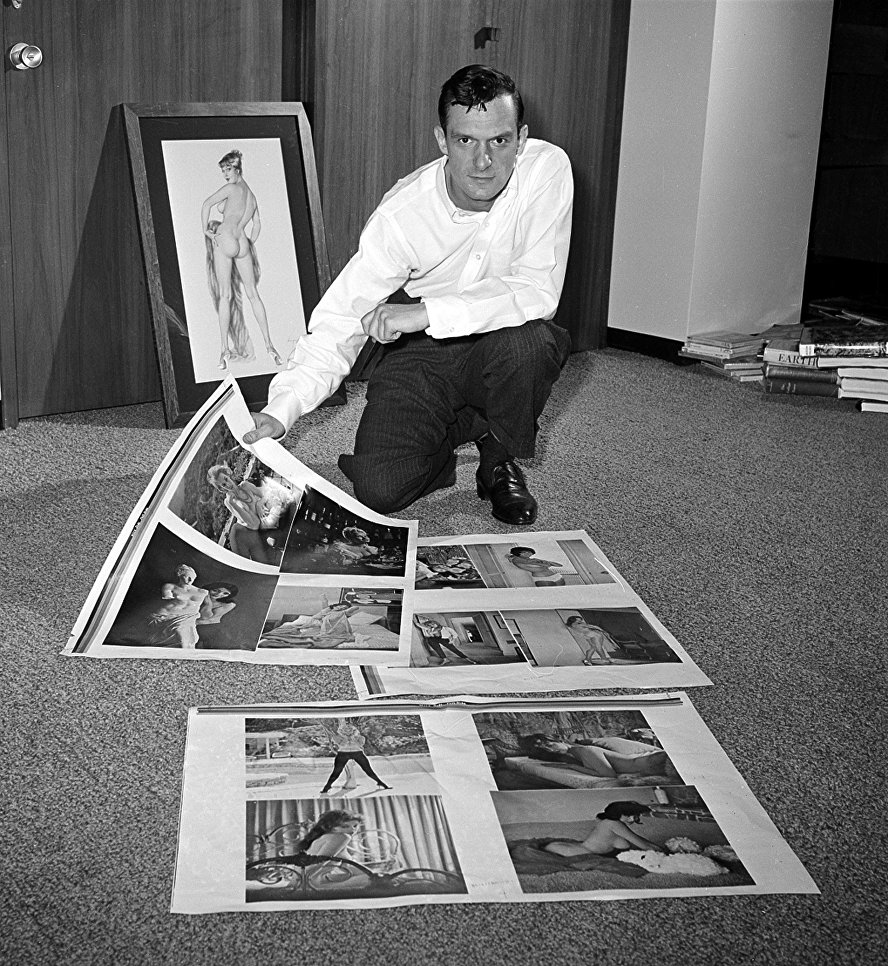 Хью Хефнер просматривает пробные листы для своего журнала Playboy в Чикаго. 20 июня 1961 Хью Хефнер просматривает пробные листы для своего журнала Playboy в Чикаго. 20 июня 1961