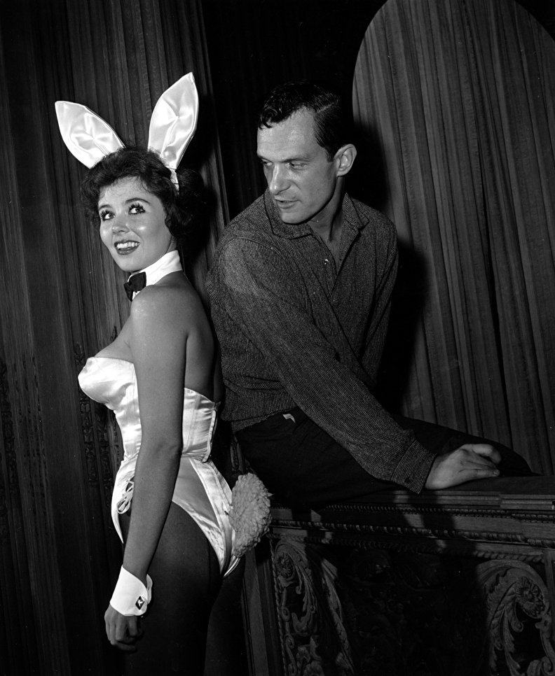 Хью Хефнер с официанткой Bunny Girl в ночном клубе Хефнера в Чикаго. 20 июня 1961 Хью Хефнер с официанткой Bunny Girl в ночном клубе Хефнера в Чикаго. 20 июня 1961