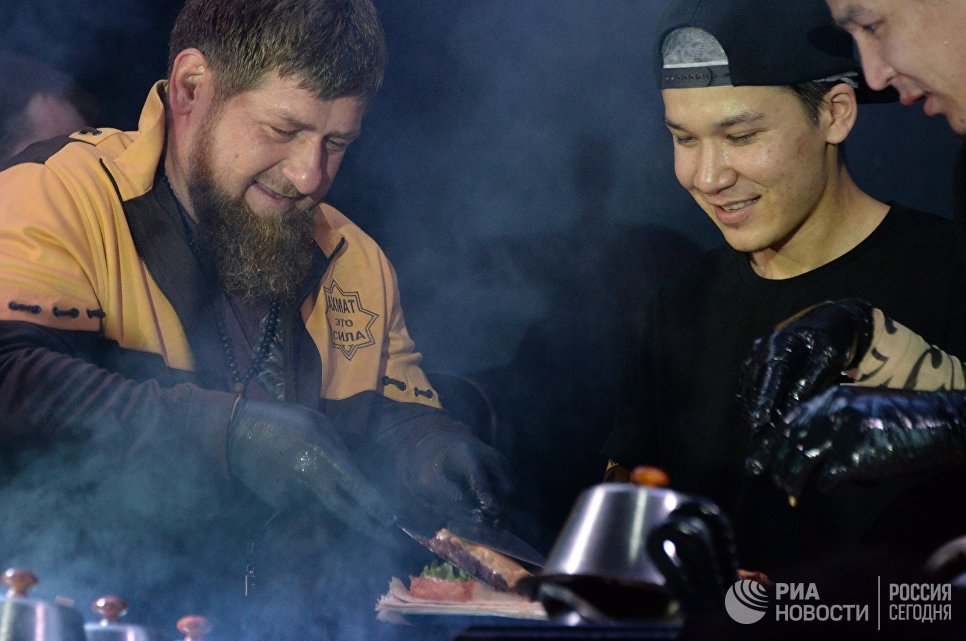 Глава Чеченской Республики Рамзан Кадыров на открытии кафе сети Black Star Burger в Грозном Глава Чеченской Республики Рамзан Кадыров на открытии кафе сети Black Star Burger в Грозном