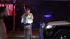 Полицейский на месте стрельбы у казино Mandalay Bay в Лас-Вегасе, США. 2 октября 2017 Полицейский на месте стрельбы у казино Mandalay Bay в Лас-Вегасе, США. 2 октября 2017