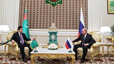 Президент РФ Владимир Путин и президент Туркмении Гурбангулы Бердымухамедов во время беседы. 2 октября 2017 Президент РФ Владимир Путин и президент Туркмении Гурбангулы Бердымухамедов во время беседы. 2 октября 2017