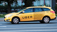 Автомобиль службы Uber на улице Москвы. Архивное фото Автомобиль службы Uber на улице Москвы. Архивное фото