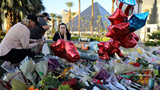 Цветы в память о жертвах расстрела людей у отеля-казино Mandalay Bay в Лас-Вегасе Цветы в память о жертвах расстрела людей у отеля-казино Mandalay Bay в Лас-Вегасе