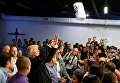 Президент США Дональд Трамп бросает рулоны бумажных полотенец в толпу местных жителей, пострадавших от урагана Мария в Сан-Хуане, Пуэрто-Рико, США Президент США Дональд Трамп бросает рулоны бумажных полотенец в толпу местных жителей, пострадавших от урагана Мария в Сан-Хуане, Пуэрто-Рико, США