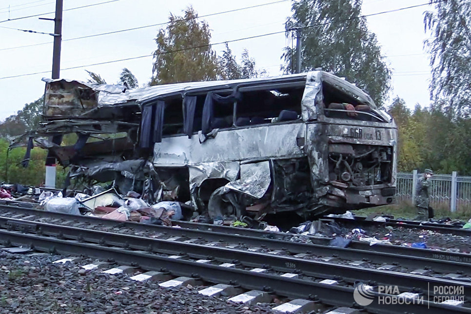 Фрагмент пассажирского автобуса, столкнувшегося c поездом на железнодорожном переезде во Владимирской области. 6 октября 2017 Фрагмент пассажирского автобуса, столкнувшегося c поездом на железнодорожном переезде во Владимирской области. 6 октября 2017