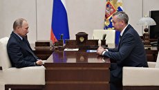 Президент РФ Владимир Путин и Андрей Травников во время встречи. 6 октября 2017 Президент РФ Владимир Путин и Андрей Травников во время встречи. 6 октября 2017