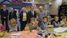 Дмитрий Медведев во время посещения класса судомоделирования в образовательном комплексе Воробьёвы горы. 6 октября 2017 Дмитрий Медведев во время посещения класса судомоделирования в образовательном комплексе Воробьёвы горы. 6 октября 2017