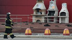 Пожарный во время ликвидации последствий пожара на строительном рынке Синдика Пожарный во время ликвидации последствий пожара на строительном рынке Синдика