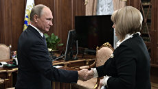 Владимир Путин и председатель Центральной избирательной комиссии РФ Элла Памфилова во время встречи. 9 октября 2017 Владимир Путин и председатель Центральной избирательной комиссии РФ Элла Памфилова во время встречи. 9 октября 2017
