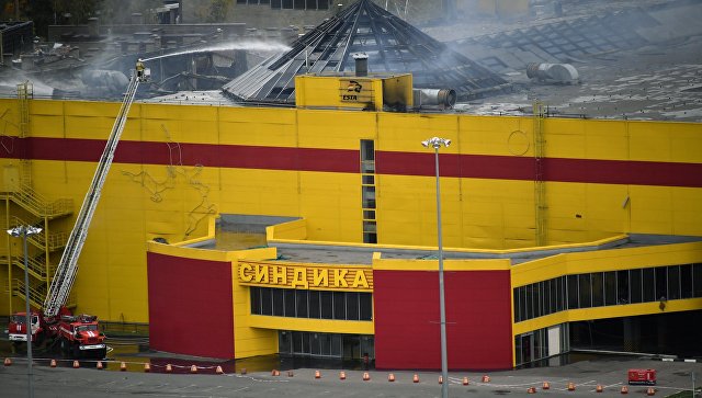 Пожарные ликвидируют последствия пожара на строительном рынке Синдика, расположенном у МКАД в районе Строгино. 9 октября 2017