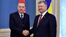 Президент Турции Реджеп Тайип Эрдоган и президент Украины Петр Порошенко во время встречи в Киеве. 9 октября 2017 Президент Турции Реджеп Тайип Эрдоган и президент Украины Петр Порошенко во время встречи в Киеве. 9 октября 2017