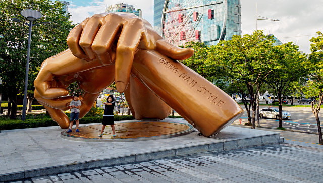 Памятник Gangnam Style рядом с торгово-выставочным центром COEX