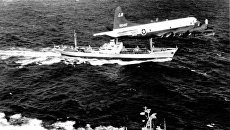 Самолет ВМС США Lockheed P-3A-20-LO Orion пролетает над советским судном Металлург Аносов в период Карибского кризис. 9 ноября 1962 года Самолет ВМС США Lockheed P-3A-20-LO Orion пролетает над советским судном Металлург Аносов в период Карибского кризис. 9 ноября 1962 года