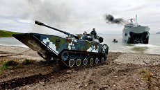 Боевые машины пехоты Военно-морских сил Народно-освободительной армии КНР выходят на берег во время высадки морского десанта Боевые машины пехоты Военно-морских сил Народно-освободительной армии КНР выходят на берег во время высадки морского десанта