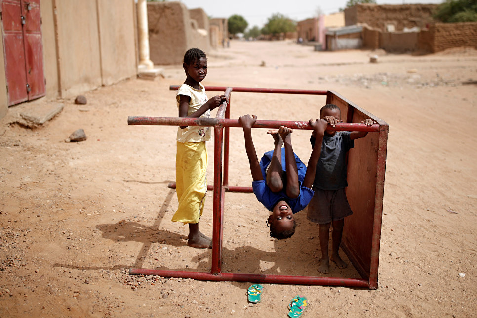 Дети играют на улице в Гао, Мали