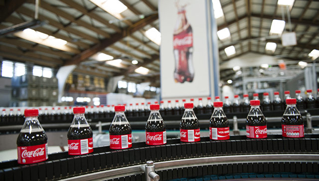 Производство напитка Coca-Cola. Архивное фото