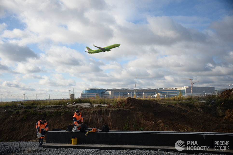 Самолет авиакомпании S7 Airlines в аэропорту Домодедово, где идет строительство нового терминала Самолет авиакомпании S7 Airlines в аэропорту Домодедово, где идет строительство нового терминала