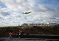 Самолет авиакомпании S7 Airlines в аэропорту Домодедово, где идет строительство нового терминала Самолет авиакомпании S7 Airlines в аэропорту Домодедово, где идет строительство нового терминала