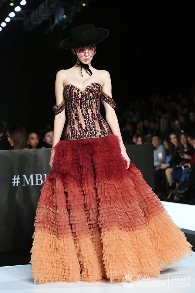 Модель демонстрирует одежду из новой коллекции дизайнера Галы Борзовой в рамках Mercedes-Benz Fashion Week Russia в Центральном выставочном зале Манеж в Москве. 21 октября 2017