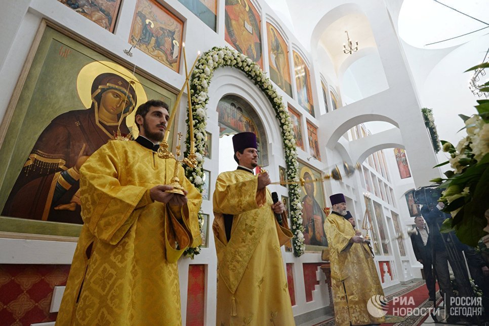 Священнослужители во время служения патриархом Московским и всея Руси Кириллом чина Великого освящения храма преподобного Сергия Радонежского на Ходынском поле Священнослужители во время служения патриархом Московским и всея Руси Кириллом чина Великого освящения храма преподобного Сергия Радонежского на Ходынском поле