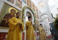 Священнослужители во время служения патриархом Московским и всея Руси Кириллом чина Великого освящения храма преподобного Сергия Радонежского на Ходынском поле Священнослужители во время служения патриархом Московским и всея Руси Кириллом чина Великого освящения храма преподобного Сергия Радонежского на Ходынском поле