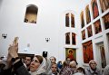 Верующие во время служения патриархом Московским и всея Руси Кириллом чина Великого освящения храма преподобного Сергия Радонежского на Ходынском поле Верующие во время служения патриархом Московским и всея Руси Кириллом чина Великого освящения храма преподобного Сергия Радонежского на Ходынском поле