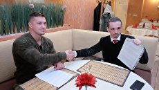 Пермский журналист Роман Четин и промоутер боя Артур Якобсон Пермский журналист Роман Четин и промоутер боя Артур Якобсон