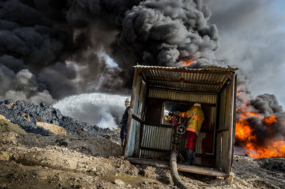 Alessandro Rota. Qayyarah burning oil fields Alessandro Rota. Qayyarah burning oil fields