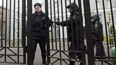 Сотрудники полиции у здания политехнического колледжа №42 на Гвардейской улице в Москве. 1 ноября 2017 Сотрудники полиции у здания политехнического колледжа №42 на Гвардейской улице в Москве. 1 ноября 2017
