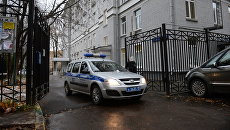 Полицейский автомобиль у здания политехнического колледжа №42 на Гвардейской улице в Москве. 1 ноября 2017 Полицейский автомобиль у здания политехнического колледжа №42 на Гвардейской улице в Москве. 1 ноября 2017