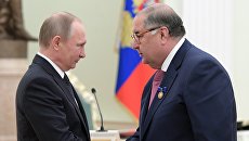 Президент РФ Владимир Путин и бизнесмен, основатель USM Holdings Алишер Усманов. Архивное фото Президент РФ Владимир Путин и бизнесмен, основатель USM Holdings Алишер Усманов. Архивное фото