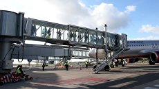 Пассажиры выходят из самолета в терминал аэропорта Храброво в Калининграде Пассажиры выходят из самолета в терминал аэропорта Храброво в Калининграде