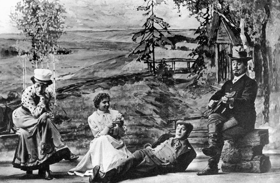 Сцена из спектакля Вишневый сад в постановке Станиславского, 1904 год Сцена из спектакля Вишневый сад в постановке Станиславского, 1904 год