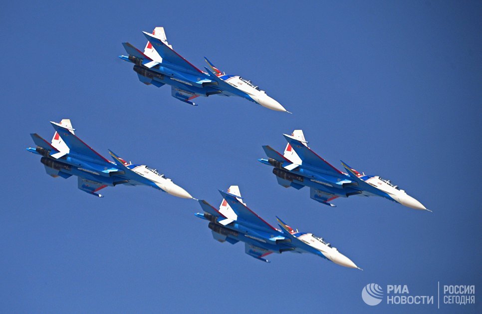 Выступление пилотажной группы ВКС России Русские витязи на истребителях Су-30СМ во время демонстрационного полета на Международной авиационно-космической выставке Dubai Airshow 2017 Выступление пилотажной группы ВКС России Русские витязи на истребителях Су-30СМ во время демонстрационного полета на Международной авиационно-космической выставке Dubai Airshow 2017