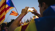 Участники митинга в Барселоне в поддержку референдума о независимости Каталонии. Архивное фото Участники митинга в Барселоне в поддержку референдума о независимости Каталонии. Архивное фото