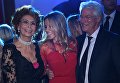 Итальянская актриса Софи Лорен и актёр Ричард Гир на торжественной церемонии вручения международной профессиональной музыкальной премии BraVo в Москве Итальянская актриса Софи Лорен и актёр Ричард Гир на торжественной церемонии вручения международной профессиональной музыкальной премии BraVo в Москве