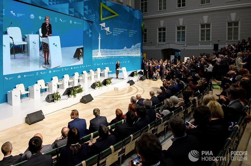 Заместитель председателя правительства РФ Ольга Голодец (в центре) на торжественном открытии Санкт-Петербургского международного культурного форума Заместитель председателя правительства РФ Ольга Голодец (в центре) на торжественном открытии Санкт-Петербургского международного культурного форума