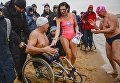Участники фестиваля зимнего плавания Ледостав после заплыва на пляже у Петропавловской крепости в Санкт-Петербурге Участники фестиваля зимнего плавания Ледостав после заплыва на пляже у Петропавловской крепости в Санкт-Петербурге
