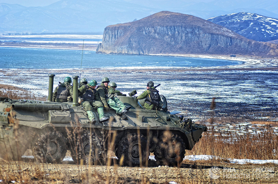 Морские пехотинцы десантно-штурмовой роты на учениях соединений морской пехоты Тихоокеанского флота Морские пехотинцы десантно-штурмовой роты на учениях соединений морской пехоты Тихоокеанского флота