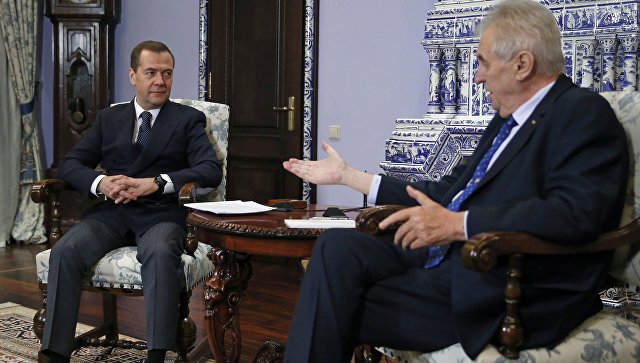 Медведев уверил Земана в несогласии властей со статьей о Пражской весне