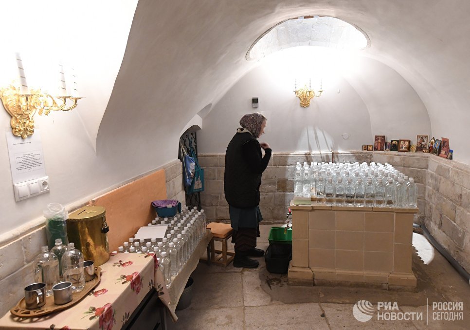 Матушка у источника со святой водой в подземной Церкви Константина и Елены на территории Ново-Иерусалимского мужского монастыря Матушка у источника со святой водой в подземной Церкви Константина и Елены на территории Ново-Иерусалимского мужского монастыря