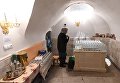Матушка у источника со святой водой в подземной Церкви Константина и Елены на территории Ново-Иерусалимского мужского монастыря Матушка у источника со святой водой в подземной Церкви Константина и Елены на территории Ново-Иерусалимского мужского монастыря
