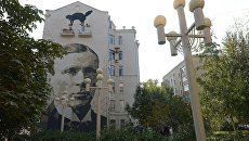 Портрет М.А. Булгакова на фасаде дома в Москве. Архивное фото Портрет М.А. Булгакова на фасаде дома в Москве. Архивное фото