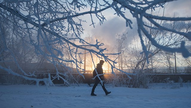 Прохожий на улице зимой. Архивное фото