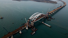 Арки автомобильного и железнодорожного пролетов строящегося Крымского моста над центральным фарватером в Керченском проливе Арки автомобильного и железнодорожного пролетов строящегося Крымского моста над центральным фарватером в Керченском проливе
