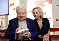 Актер и режиссер Олег Табаков и его супруга актриса Марина Зудина на презентации книги Табаков русской сцены, приуроченной к открытию нового юбилейного сезона в Театре под руководством Олега Табакова Актер и режиссер Олег Табаков и его супруга актриса Марина Зудина на презентации книги Табаков русской сцены, приуроченной к открытию нового юбилейного сезона в Театре под руководством Олега Табакова