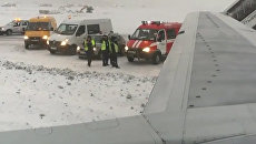 Экстренные службы у самолета авиакомпании AirBaltic, выкатившегося за пределы взлетно-посадочной полосы в аэропорту Шереметьево Экстренные службы у самолета авиакомпании AirBaltic, выкатившегося за пределы взлетно-посадочной полосы в аэропорту Шереметьево